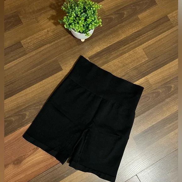 TnaSLICK Rib Cheeky Hi-Rise 7" Short - Picture 2 of 3